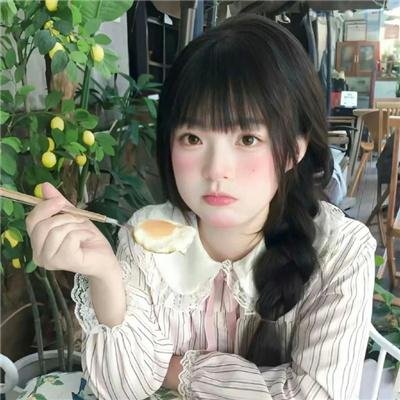 戴流苏耳环的少女